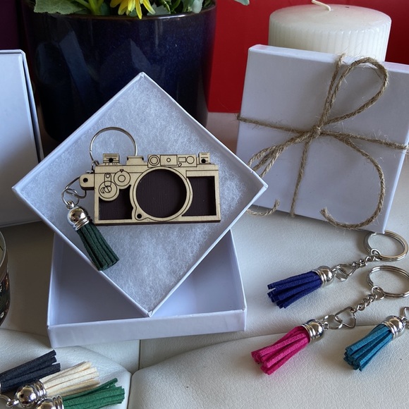 Personalized Wooden CAMERA 3D Keychain with Tassel / Fridge Magnet - Picture 5 of 7